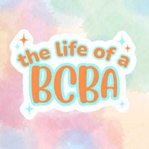 以下が含まれることがあります： 「the life of a BCBA」の文字がオレンジ色で、水色の縁取りが施されたステッカー。ステッカーは白い縁取りがあり、パステルカラーの水彩画の背景に配置されています。