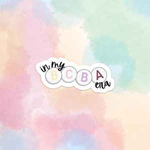 Op de afbeelding: Een sticker met een kleurrijk ontwerp met de tekst "in my BCBA era". De letters zijn rond en in verschillende kleuren.