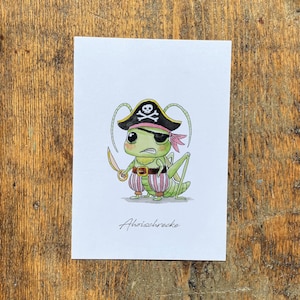 Punimals Ahoischrecke Postkarte | Heuschrecke als Pirat | Lustige Tier Aquarell Kunst | Geschenk Grußkarte für Piraten Fans