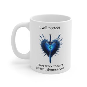 Puede incluir: Taza de cerámica blanca con un diseño de corazón y espada azules. El corazón está rodeado por una explosión azul, con la espada en el centro. El texto en la taza dice: "Protegeré a aquellos que no pueden protegerse a sí mismos."