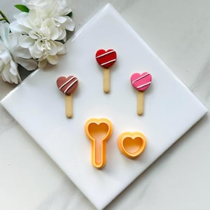 Taglialecca in argilla a forma di cuore: design per caramelle di San Valentino