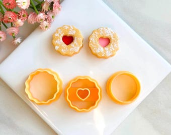 Hartvormige koekjesvorm voor Valentijnsdag: uitstekers van polymeerklei met reliëf
