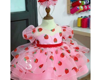 Robe rose bouffante de demoiselle d'honneur | Robe bébé pailletée aux fraises| Célébration du 1er anniversaire des baies Premier anniversaire des baies, séance photo pour un éclat de gâteau