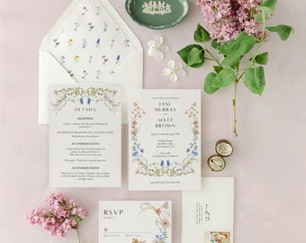 Puede incluir: Conjunto de invitaciones de boda con diseños florales. La invitación presenta una corona de flores y mariposas con el texto "Jane Murray & Matt Brown". La tarjeta de detalles incluye información sobre la recepción y el alojamiento. La tarjeta RSVP tiene un diseño floral y un espacio para que los invitados indiquen su asistencia.