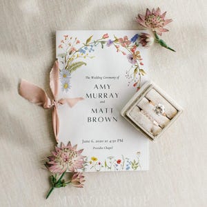 Peut inclure: Un programme de cérémonie de mariage avec un motif de couronne de fleurs. Le programme est pour Amy Murray et Matt Brown, et la cérémonie est prévue pour le 6 juin 2020 à 16h30 à la chapelle Presidio.