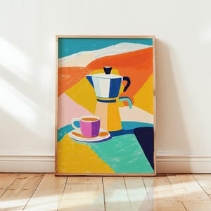 Könnte beinhalten: Ein gerahmtes abstraktes Gemälde einer gelben Kaffeekanne mit blau-weißem Design, einer rosa Kaffeetasse und einer Untertasse auf einem bunten geometrischen Hintergrund.