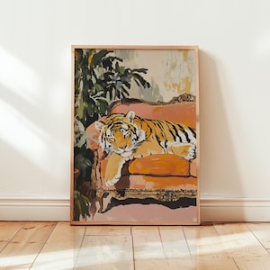 Può includere: Un dipinto di una tigre sdraiata su un divano rosa e arancione con piante verdi sullo sfondo.