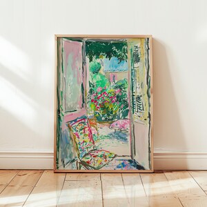 Puede incluir: Una pintura de una habitación con una puerta abierta que conduce a un jardín. La habitación tiene una silla con un cojín de estampado colorido. El jardín está lleno de plantas verdes y flores rosas. La pintura está realizada en un estilo suelto e impresionista.