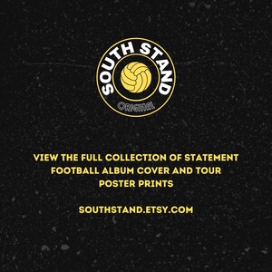 K&ouml;nnte beinhalten: Ein schwarzes und gelbes Logo mit dem Text "South Stand Original" und einem Fu&szlig;ball-Motiv. Der Text "View the full collection of statement football album cover and tour poster prints" und die Website "southstand.etsy.com" befinden sich unterhalb des Logos.