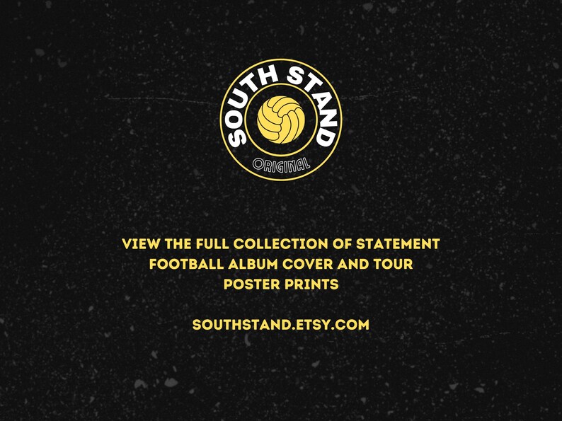 K&ouml;nnte beinhalten: Ein schwarzes und gelbes Logo mit dem Text "South Stand Original" und einem Fu&szlig;ball-Motiv. Der Text "View the full collection of statement football album cover and tour poster prints" und die Website "southstand.etsy.com" befinden sich unterhalb des Logos.