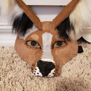 Puede incluir: Un letrero de madera rústica con el texto "Welcome to our porch" en letras blancas. El letrero presenta un acabado envejecido y un diseño sencillo y acogedor, ideal para la decoración exterior.