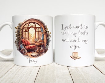Può includere: Tazza in ceramica bianca con un'illustrazione di un angolo lettura con una sedia rossa, libri e una finestra. L'altro lato della tazza presenta il testo "I just want to read my books and drink my coffee" con un'illustrazione di una tazza di caffè. Il nome "Terry" è stampato.