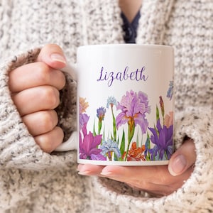 Può includere: Tazza in ceramica bianca con un motivo floreale viola e il nome "Lizabeth" stampato in viola sul davanti.