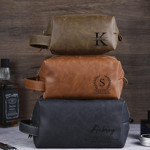 Trousse de toilette en cuir pour homme, cadeau personnalisé pour garçons d'honneur, trousse Dopp gravée, cadeau d'anniversaire pour lui, cadeau de Noël, trousse de toilette de voyage