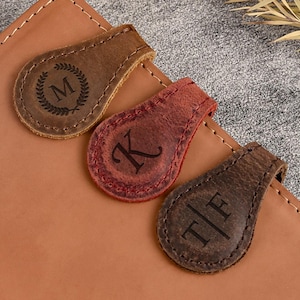 Iniciales grabadas/Marcador de nombre, Marcador magnético de cuero personalizado, Marcador de cuero personalizado, Regalo para lector, Marcador vintage para mujeres
