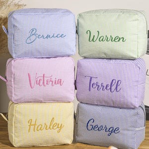 Monogramm Kulturtasche, Seersucker Make-up Tasche Personalisiert, Kosmetische Gestickte Kosmetiktasche, Reise Make-up Tasche, Brautjungfer Geschenk, Geschenk für Mama
