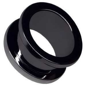 Könnte beinhalten: Ein glänzender schwarzer Ohr-Gauge, auch Plug genannt, mit einem ausgestellten Design. Der Körperschmuck im Tunnelstil hat eine glatte, polierte Oberfläche und eine kreisförmige Form. Der Gauge ist für das Einsetzen in ein gedehntes Ohrpiercing konzipiert.