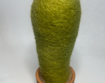 Könnte beinhalten: Ein handgefertigter Filz-Kaktus in einem kleinen Terrakotta-Topf. Der Kaktus hat eine leuchtend grüne Farbe mit drei kleinen, orangefarbenen Knospen an der Spitze. Der Topf hat einen warmen, erdigen Ton und wirkt natürlich.