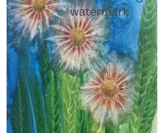Könnte beinhalten: Aquarellmalerei von drei weißen Blüten mit roten Zentren vor einem blauen Hintergrund mit grünen Blättern. Das Gemälde trägt den Text "Moon Stone Designs watermark" oben.