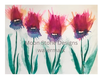 Könnte beinhalten: Aquarellmalerei von vier rosa und violetten Blumen mit grünen Stielen auf weißem Hintergrund. Das Gemälde ist signiert mit "Moon Stone Designs watermark".