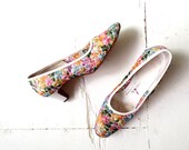 Vintage 1960s Shoes / Floral Pumps / 60s Heels / Embroidered Shoes / Size 7 1/2