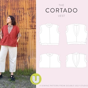 Puede incluir: Una persona con un chaleco color óxido sobre una camisa a rayas y pantalones color crema. La imagen incluye un patrón de costura para "The Cortado Vest" y el logo de Double Ugly Studio.