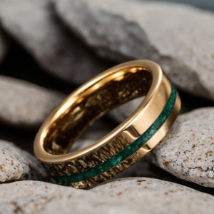Gouden malachietring, groene stenen ring, malachiet trouwring, jubileumcadeau, mannenring wolfraamcarbide, verlovingsring belofte