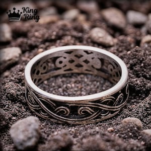 Handgemaakte stalen gedraaide vintage ring, roestvrijstalen ring in geometrische gotische stijl, elegante man rustieke bandring, cadeau voor hem