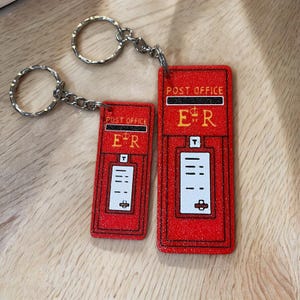 UK Royal Mail Style British Postbox-sleutelhanger/sleutelhanger (rood) - Verkrijgbaar in 2 maten - Kan worden gepersonaliseerd