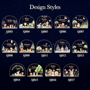 Pode incluir: Uma cole&ccedil;&atilde;o de estilos de design em acr&iacute;lico com ilustra&ccedil;&otilde;es de animais da floresta, nomes e datas. Cada design &eacute; semicircular com um fundo azul escuro e um c&eacute;u estrelado. O texto "Design Styles" est&aacute; no topo.