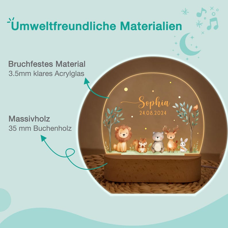 Pode incluir: Luz noturna personalizada com uma cena da floresta com um le&atilde;o, um esquilo, um urso, um veado e um coelho. A luz tem uma base de madeira e um painel acr&iacute;lico transparente com o nome "Sophia" e a data 24.08.2024. O texto "Umweltfreundliche Materialien" &eacute; vis&iacute;vel.