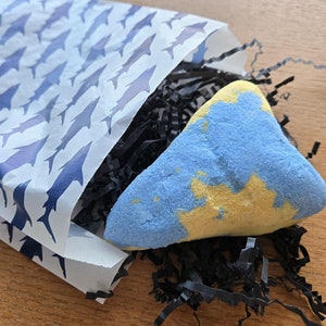 Bomba de baño efervescente, aroma a brisa isleña, collar sorpresa de diente de tiburón