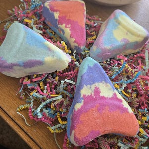 Shark tooth Bath Bomb – Island Breeze Scent with Surprise Real Fossilized Shark Tooth Necklace. Perfect for Shark week & Ocean lovers alike!