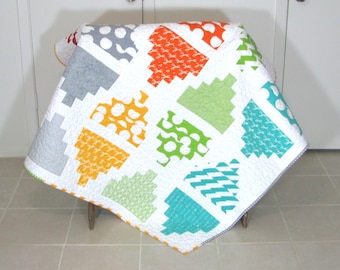 Moderne patchwork lapquilt: felle kleuren, handgemaakt katoenen plaid
