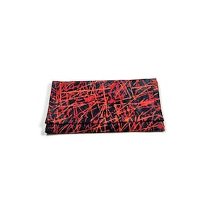 Cartera Batik roja negra Cartera de mujer acolchada Cartera de tela suave triple Bolsillo con cremallera Regalo hecho a mano para ella
