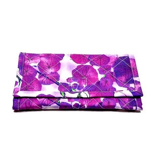 Cartera acolchada con diseño floral de violetas para mujer, cartera de tela triple con bolsillo con cremallera, regalo hecho a mano para ella