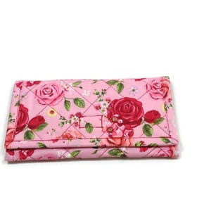 Carteira feminina acolchoada com rosas, carteira tripla de tecido macio, bolso com zíper, presente de aniversário feito à mão