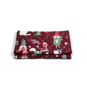 Hangin with My Gnomies Cartera navideña acolchada de tela suave triple hecha a mano con cremallera bolsillo Gnome Wallet regalo para ella