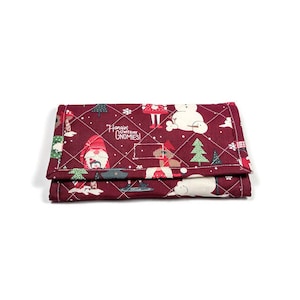 Hangin with My Gnomies Cartera navideña acolchada de tela suave triple hecha a mano con cremallera bolsillo Gnome Wallet regalo para ella