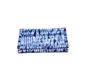 Indigo Shibori gewatteerde driebladige portemonnee: handgemaakte zachte blauwe stoffen clutch