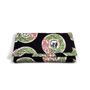 Cartera de Navidad gótica con calavera acolchada para mujer, cartera triple de tela suave con bolsillo con cremallera, regalo hecho a mano para ella