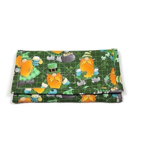 Cartera de gnomo irlandés acolchada con tres pliegues, hecha a mano, de tela, con cremallera y bolsillo, regalo del Día de San Patricio para ella