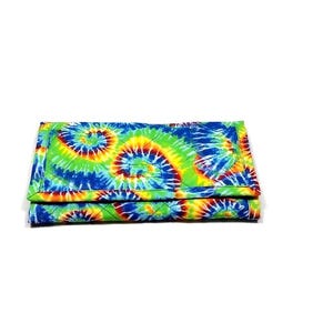 Cartera con efecto tie-dye brillante, acolchada, triple pliegue, hecha a mano, de tela suave para mujer, con bolsillo con cremallera, azul, verde, amarillo, rojo y naranja.