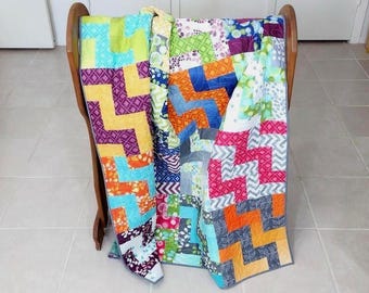 Handgemaakte kleurrijke katoenen schootquilt: moderne chevron-sofa