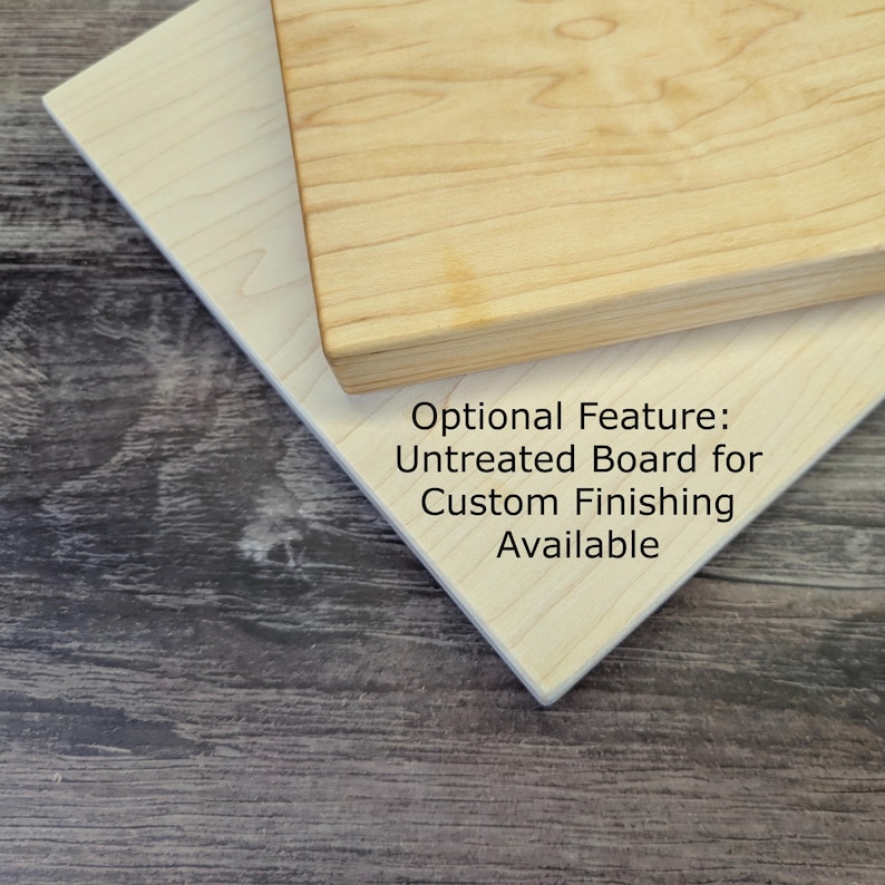Op de afbeelding: Twee onbehandelde houten planken, &eacute;&eacute;n lichtgekleurd en de andere een middentint, worden onder een hoek weergegeven. De tekst "Optional Feature: Untreated Board for Custom Finishing Available" is zichtbaar. De planken zijn waarschijnlijk voor knutsel- of houtbewerkingsprojecten.