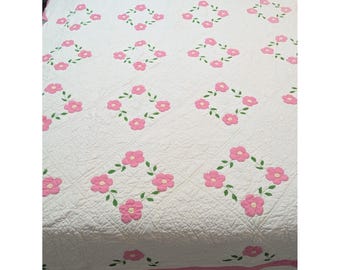 Edredón individual vintage hecho a mano de 1932, rosa con bordado floral, estilo rústico chic, blanco.