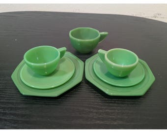 Vintage groen speelgoed theeservies Kopjes schotels Borden kindergerechten Jadeietglas Lot