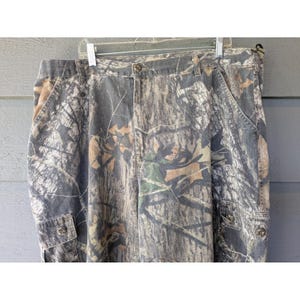 Pantaloni vintage Mossy Oak da uomo, taglia 42x32, in tela mimetica, vestibilità comoda, ideali per la caccia, stile anni '90. immagine 2