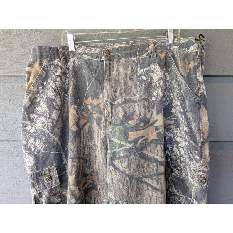 Pantaloni vintage Mossy Oak da uomo, taglia 42x32, in tela mimetica, vestibilità comoda, ideali per la caccia, stile anni '90. immagine 2