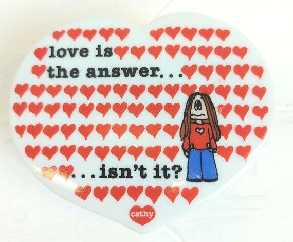 Caddy Box 清白かりん ミストニ オトメイト ハート 缶バッジ ルーカス Vintage 1983 Love is the Answer Cathy Cartoon Porcelain Heart